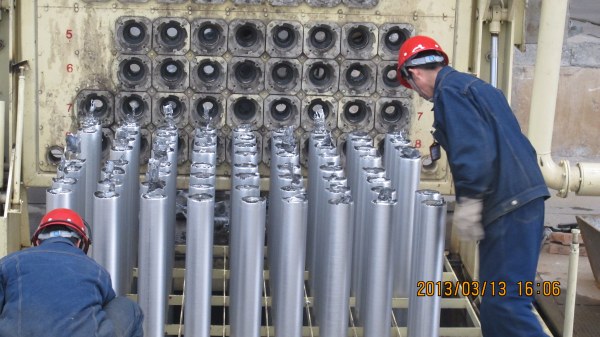 生產(chǎn)副總查看鋁棒